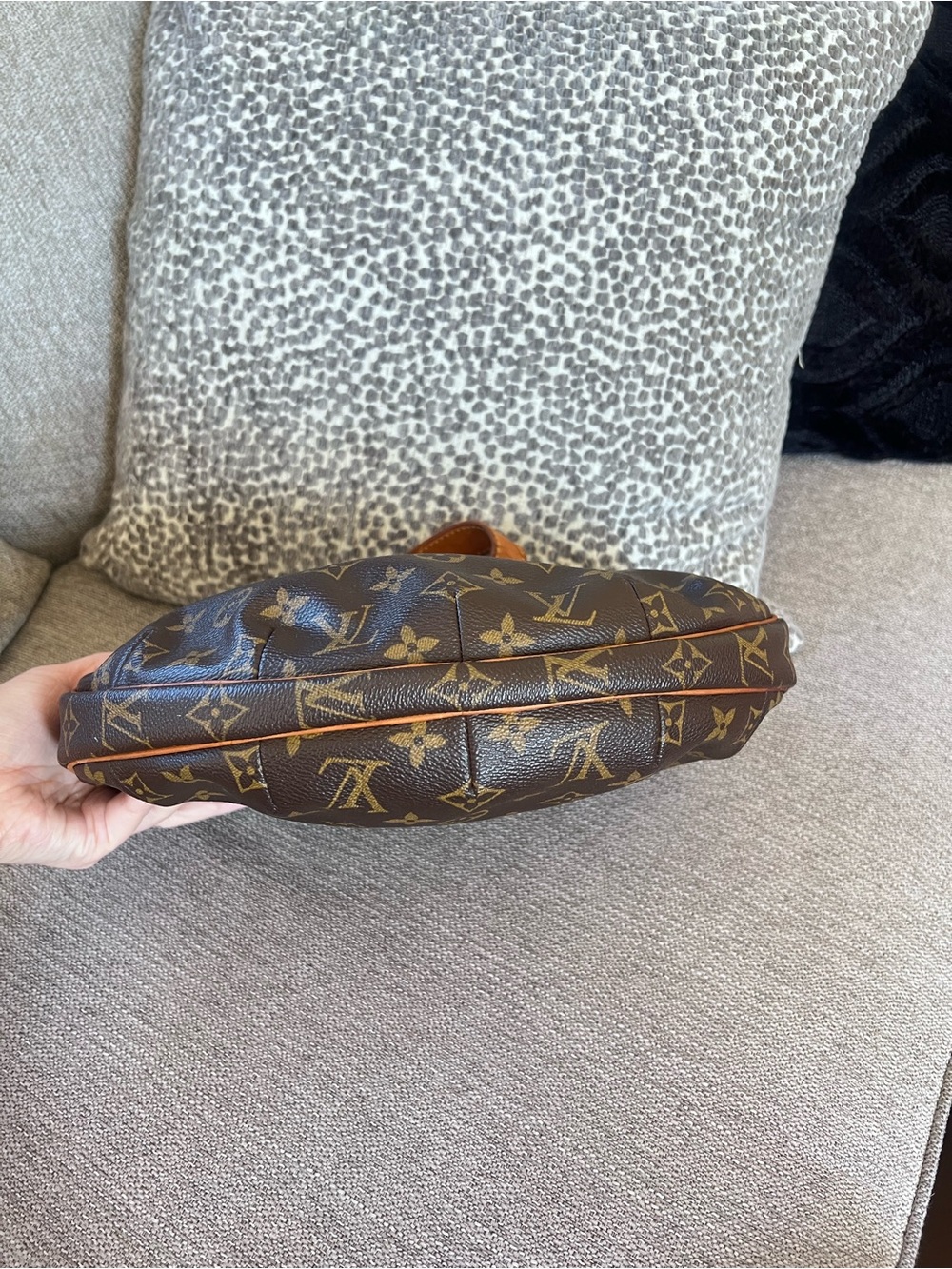 Louis Vuitton Croissant MM Signature Monogram Shoulder Bag - Picture 6 of 15